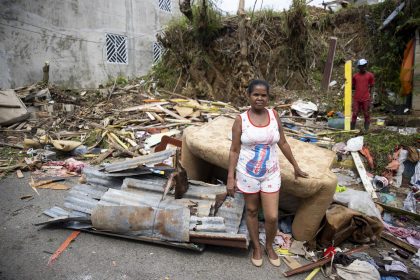 La ciudadana Belkis permanece parada junto a los restos de su casa, que resultó completamente destruida tras el paso del huracán Fiona, hoy, en la carretera Miches - El Seibo (República Dominicana). EFE/ Orlando Barría