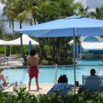 Imagen de archivo que muestras unas personas disfrutando en una piscina en el hotel Marriott Courtyard en Isla Verde, Puerto Rico. EFE/Jorge Muñiz