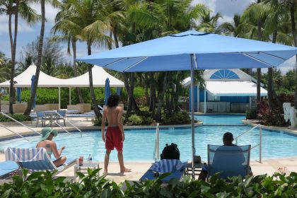 Imagen de archivo que muestras unas personas disfrutando en una piscina en el hotel Marriott Courtyard en Isla Verde, Puerto Rico. EFE/Jorge Muñiz