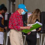 Personas llenan sus papeletas de votación, imagen de archivo. EFE/Giorgio Viera