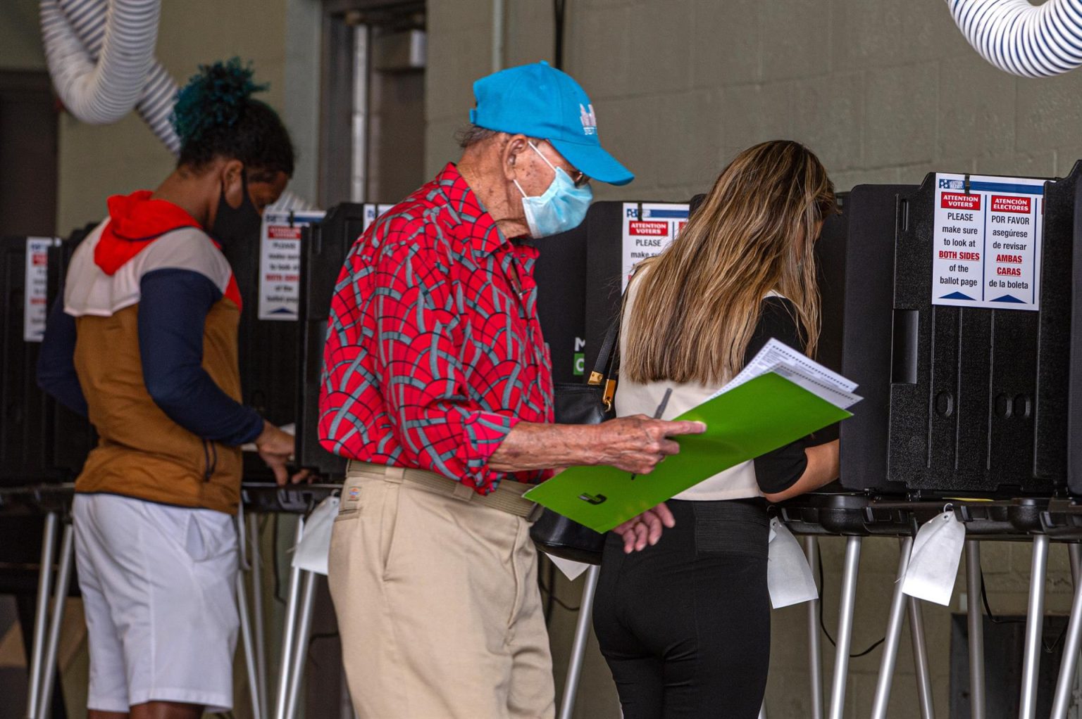 Personas llenan sus papeletas de votación, imagen de archivo. EFE/Giorgio Viera