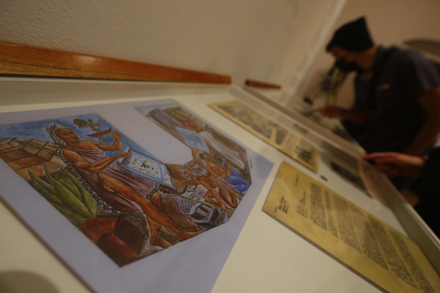 Fotografía del 10 de septiembre de 2022, de personas observando parte de la muestra "Entre Sueño y Presentimiento" de la artista mexicana María Izquierdo, exhibida, en el Museo Cabañas de la ciudad de Guadalajara, en Jalisco (México). EFE/ Francisco Guasco