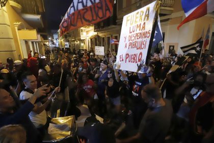 Ciudadanos llevan sus enseres eléctricos dañados por los pasados apagones, hoy a Fortaleza en protesta para pedir la cancelación de la compañía eléctrica Luma en San Juan (Puerto Rico). EFE/ Thais Llorca