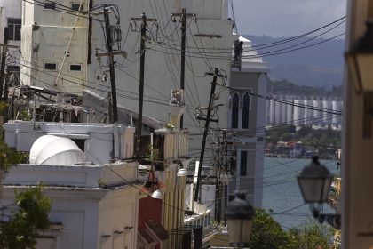 Fotografía donde se aprecia el estado del tendido eléctrico en una calle del Viejo San Juan, el casco histórico de San Juan de Puerto Rico. Imagen de archivo. EFE/ Thais Llorca