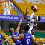 El jugador Zylan Cheatham (arriba) de Estados Unidos lanza sobre Fernando Fuenmayor (c) y José Ascanio (2-d) de Venezuela hoy, en un partido de la fase de grupos de la Copa América de Baloncesto en el gimnasio Geraldo Magalhães en Recife (Brasil). EFE/Fernando Bizerra