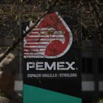 Fotografía de archivo que muestra el logo de Pemex cerca al busto del General Lázaro Cárdenas, en las oficinas generales de Pemex en la Ciudad de México (México). EFE/ Sáshenka Gutiérrez