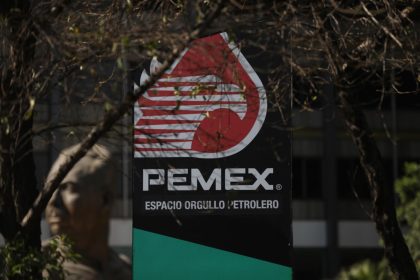 Fotografía de archivo que muestra el logo de Pemex cerca al busto del General Lázaro Cárdenas, en las oficinas generales de Pemex en la Ciudad de México (México). EFE/ Sáshenka Gutiérrez