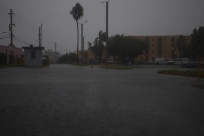 Fotografía de inundaciones en el barrio de la Puntilla debido al huracán Fiona durante su paso hoy, en San Juan (Puerto Rico). EFE/ Thais Llorca