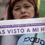 Integrantes de un colectivo de búsqueda de personas desaparecidas se manifiestan para exigir a las autoridades sean atendidas sus demandas, hoy, en Ciudad de México (México). EFE/ Isaac Esquivel
