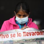 Activistas y familiares de los estudiantes desaparecidos de Ayotzinapa protestan en las instalaciones de Fiscalía General de la República (FGR), hoy en Ciudad de México (México). EFE/Sáshenka Gutiérrez