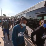 Fotografía de archivo de migrantes haitianos que descienden de un autobús luego de su llegada al país tras ser deportados desde Estados Unidos, en el Aeropuerto Internacional Toussaint Louverture, en Puerto Príncipe (Haití). EFE/ Richard Pierrin