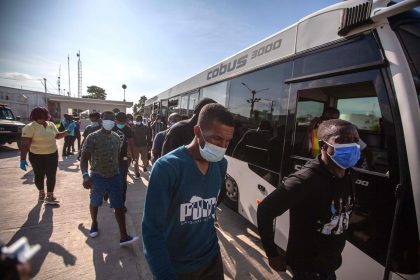 Fotografía de archivo de migrantes haitianos que descienden de un autobús luego de su llegada al país tras ser deportados desde Estados Unidos, en el Aeropuerto Internacional Toussaint Louverture, en Puerto Príncipe (Haití). EFE/ Richard Pierrin