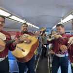 Un grupo de mariachi canta una serenata hoy, en su tren El Mariachi Tierra Azteca de Los Ángeles, California (EE.UU.). EFE/ Ana Milena Varón