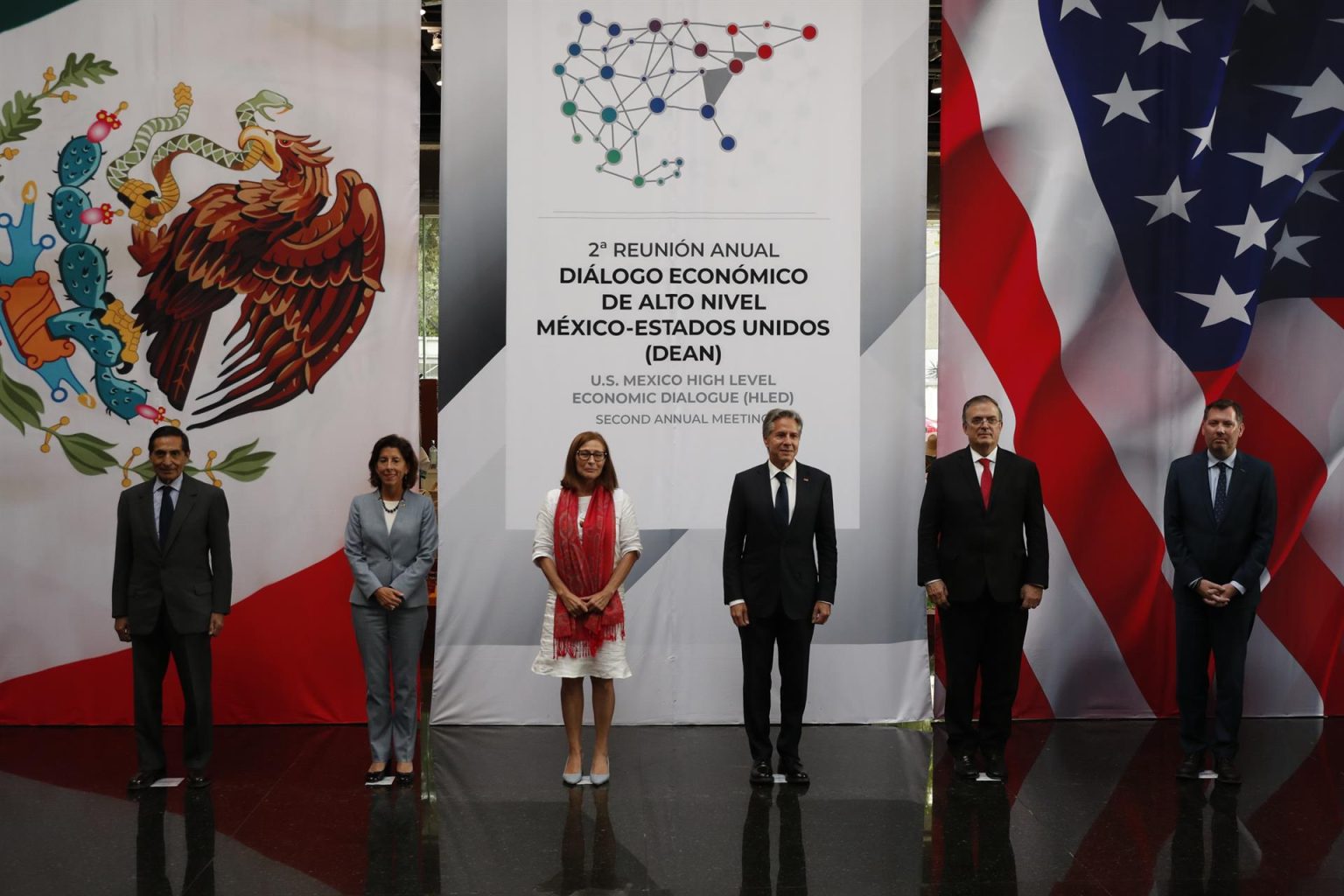 El canciller mexicano, Marcelo Ebrard(5d) el secretario de Estado de Estados Unidos, Antony Blinken(4c) la secretaria mexicana de Economía, Tatiana Clouthier(3i) la secretaria de Comercio de EE.UU., Gina Raimondo (2i) el secretario mexicano de Hacienda, Rogelio Ramírez de la O(1i) y el representante comercial adjunto de EE.UU.Jayme White(6d) durante la Fotografía oficial de la Segunda Reunión Anual diálogo Económico de alto nivel México- Estados Unidos (DEAN) durante una reunión en las instalaciones de la Secretaría de Economía de la Ciudad de México (México). EFE/ José Méndez