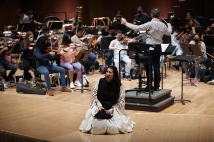 La soprano mexicana Cecilia Eguiarte interpreta su papel de Sor Juana Inés de la Cruz, durante un ensayo de la ópera "La sed de los cometas", el 23 de septiembre de 2022, en la Sala Nezahualcóyotl de la Universidad Nacional Autónoma de México (UNAM) en Ciudad de México (México). EFE/José Méndez