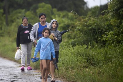 Varias personas caminan por una de las calles de Coloma, poblado de la provincia Pinar del Río por la que está previsto entrará el huracán Ian, hoy en Pinar del Río (Cuba). EFE/Yander Zamora