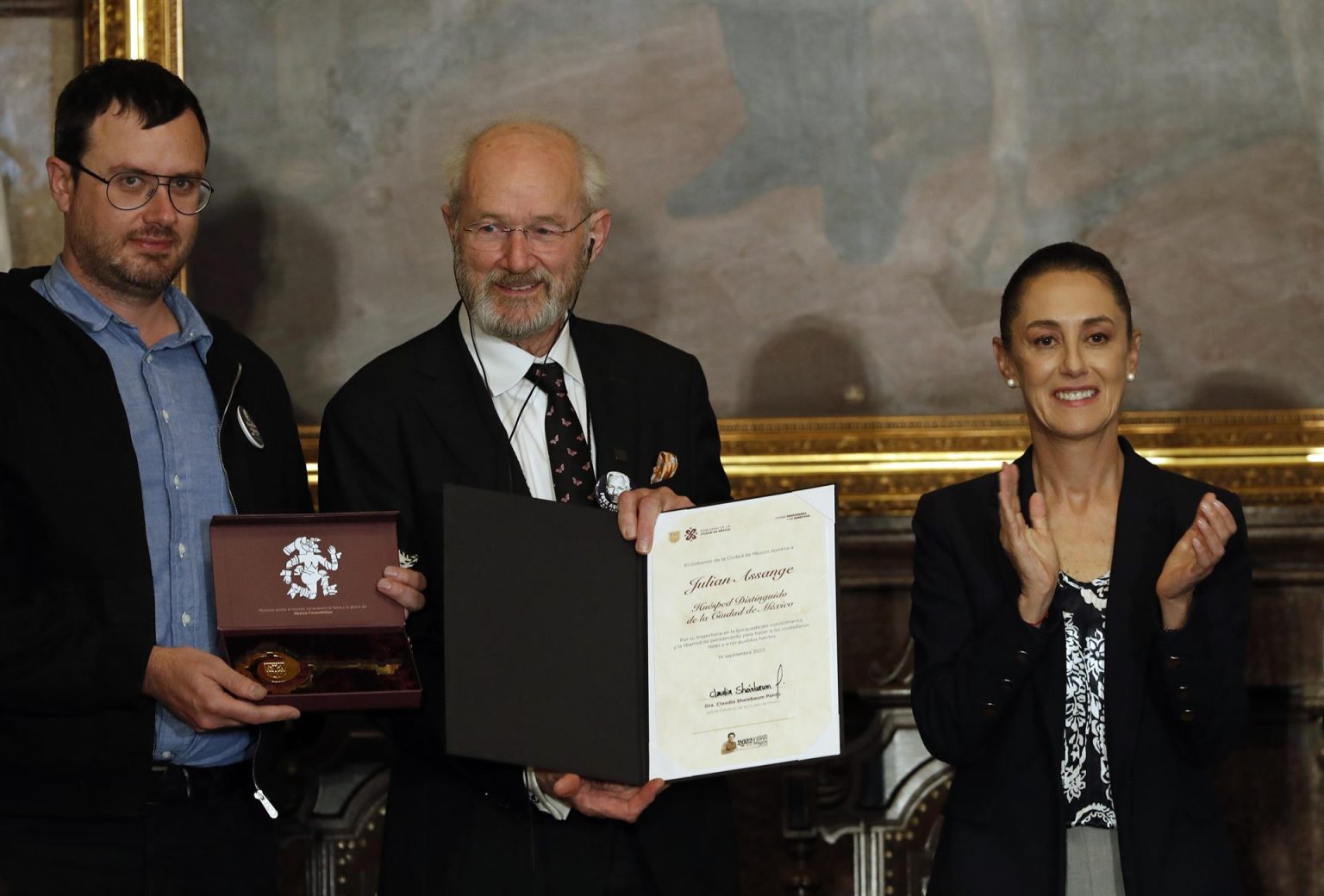 La jefa de Gobierno, Claudia Sheinbaum (d) entregó a John Shipton (c) y a Gabriel Shipton (i) padre y hermano respectivamente del periodista y activista social australiano Julian Assange, las Llaves de la Ciudad de México y nombramiento de Huésped Distinguido hoy, en la capital mexicana (México). EFE/Mario Guzmán