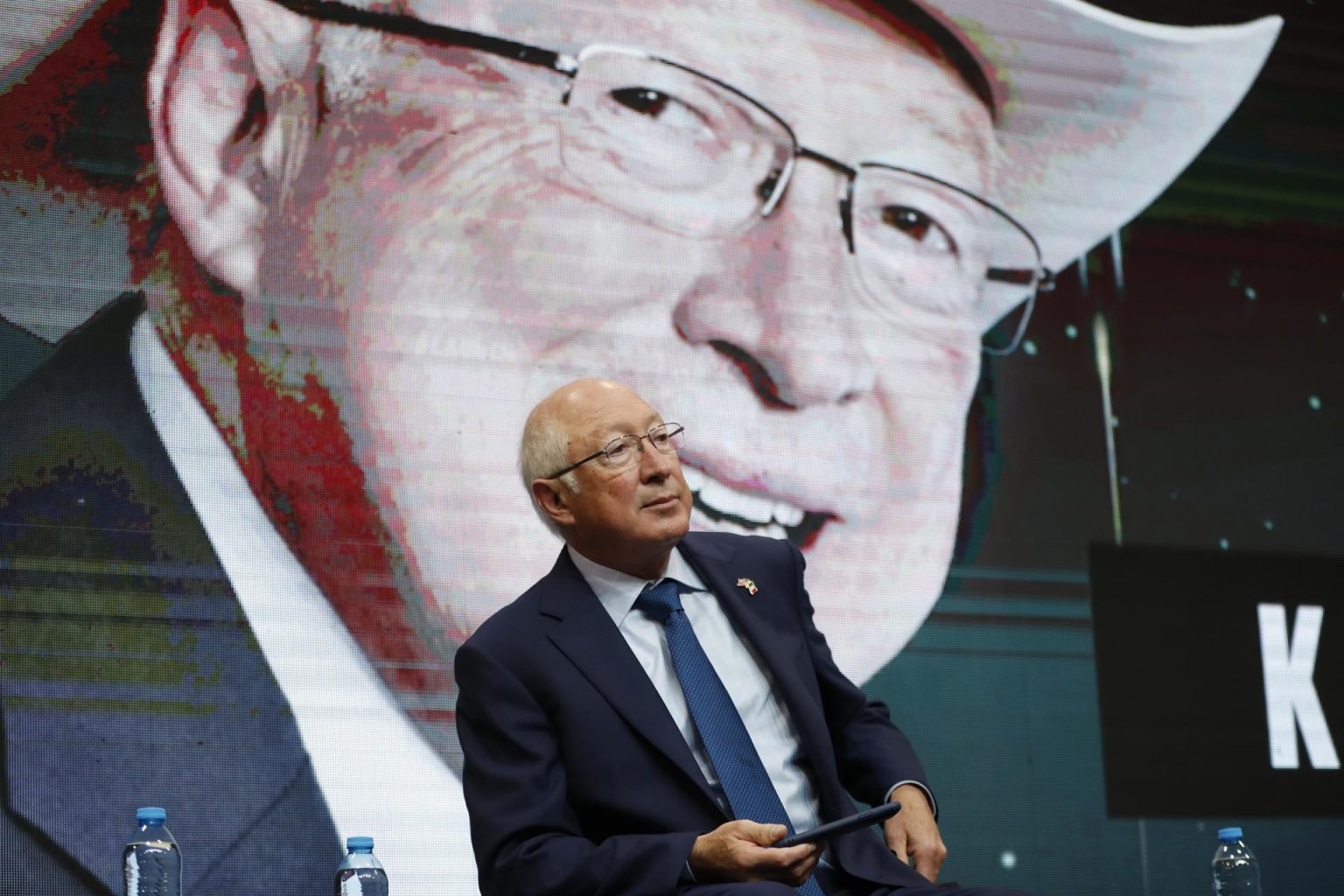 El embajador de Estados Unidos en México, Ken Salazar, participa hoy, durante el foro "La relación México - Estados Unidos" que se realiza en el marco del Expansión Summit, en Ciudad de México (México). EFE/José Méndez