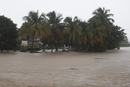 Fotografía de un río desbordado debido al impacto por el paso del huracán Fiona, en Toa Baja (Puerto Rico). EFE/Thais LLorca