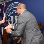 Fotografía cedida por el consulado de la República Dominicana en Nueva York donde aparece su cónsul Eligio Jaquez (i) mientras saluda al comisionado de Educación de Nueva York, David Banks, durante una conferencia de prensa hoy, en Nueva York (Estados Unidos). EFE/ Ambiorix Hernández / SOLO USO EDITORIAL/ SOLO DISPONIBLE PARA ILUSTRAR LA NOTICIA QUE ACOMPAÑA (CRÉDITO OBLIGATORIO)