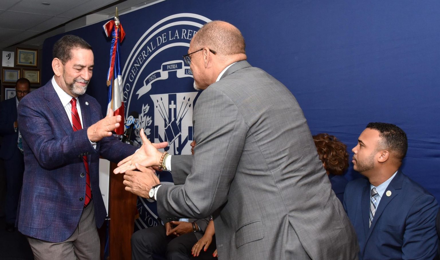 Fotografía cedida por el consulado de la República Dominicana en Nueva York donde aparece su cónsul Eligio Jaquez (i) mientras saluda al comisionado de Educación de Nueva York, David Banks, durante una conferencia de prensa hoy, en Nueva York (Estados Unidos). EFE/ Ambiorix Hernández / SOLO USO EDITORIAL/ SOLO DISPONIBLE PARA ILUSTRAR LA NOTICIA QUE ACOMPAÑA (CRÉDITO OBLIGATORIO)