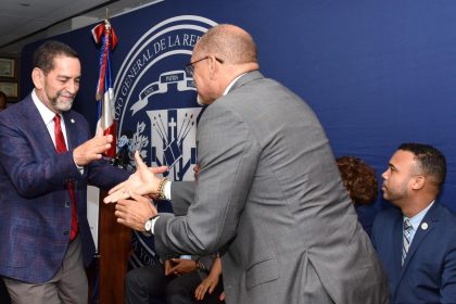 Fotografía cedida por el consulado de la República Dominicana en Nueva York donde aparece su cónsul Eligio Jaquez (i) mientras saluda al comisionado de Educación de Nueva York, David Banks, durante una conferencia de prensa hoy, en Nueva York (Estados Unidos). EFE/ Ambiorix Hernández / SOLO USO EDITORIAL/ SOLO DISPONIBLE PARA ILUSTRAR LA NOTICIA QUE ACOMPAÑA (CRÉDITO OBLIGATORIO)