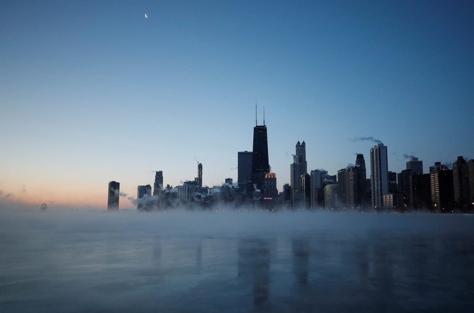 Amanecer en el lago Michigan en Chicago, Illinois, Estados Unidos. Imagen de archivo. EFE/ Kamil Krzaczynski