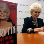 La cantante y actriz dominicana Charytin Goyco firma un ejemplar de su autobiografía "El tiempo pasa... ¡pero yo no!" hoy, en la librería Barnes and Noble de la Quinta Avenida en Nueva York (Estados Unidos). EFE/ Jorge Fuentelsaz