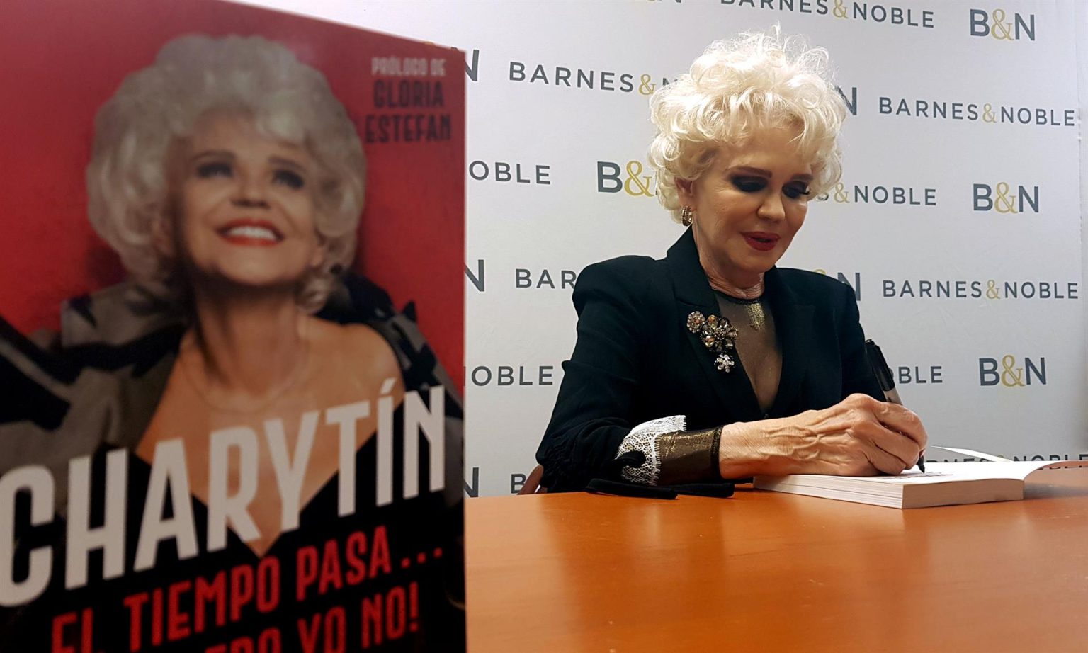 La cantante y actriz dominicana Charytin Goyco firma un ejemplar de su autobiografía "El tiempo pasa... ¡pero yo no!" hoy, en la librería Barnes and Noble de la Quinta Avenida en Nueva York (Estados Unidos). EFE/ Jorge Fuentelsaz