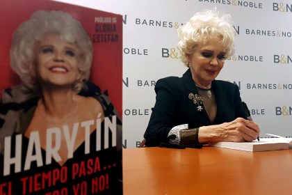 La cantante y actriz dominicana Charytin Goyco firma un ejemplar de su autobiografía "El tiempo pasa... ¡pero yo no!" hoy, en la librería Barnes and Noble de la Quinta Avenida en Nueva York (Estados Unidos). EFE/ Jorge Fuentelsaz