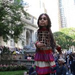 Cientos de personas reciben a la marioneta Amal, que en árabe significa esperanza, durante su marcha por las calles en el marco de la iniciativa "The Walk" (El camino), lanzado por la compañía de teatro Good Chance, hoy, en Nueva York (EE.UU.). EFE/ Jorge Fuentelsaz