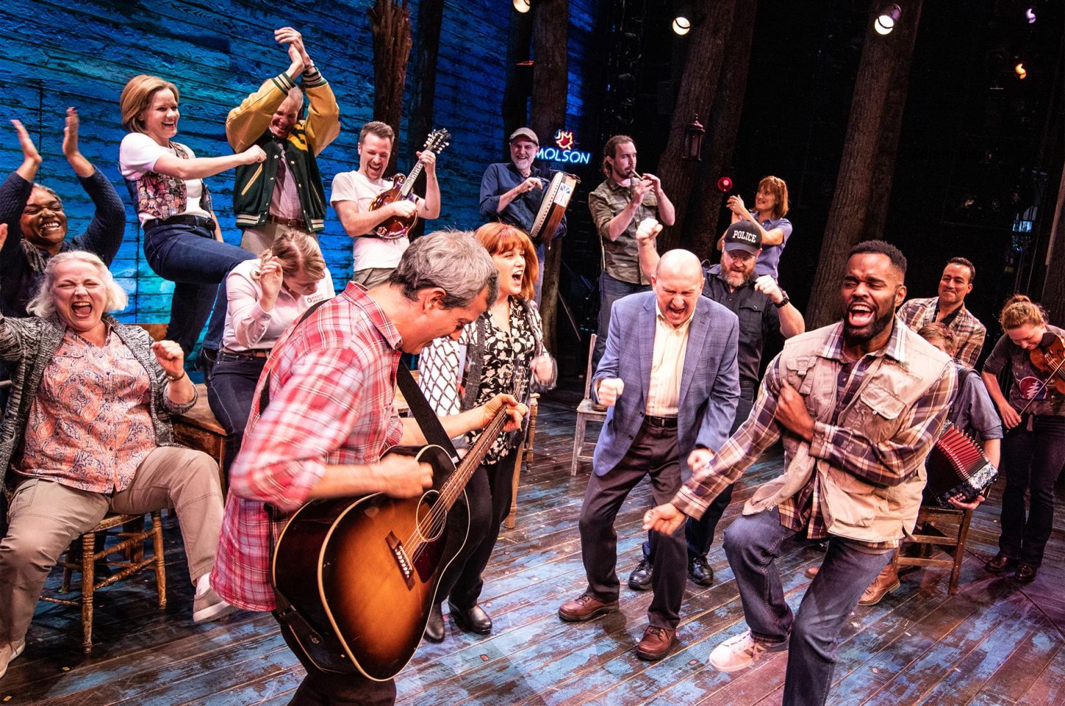 Fotografía cedida por Matthew Murphy de una escena del musical "Come From Away" (Venidos de lejos), ambientado en los atentados terroristas del 11 de septiembre y que veintiún años después de los ataques que cambiaron para siempre a Nueva York y al mundo, sigue poniendo en pie al público de Broadway con una historia de solidaridad, superación y grandes dosis de humor. EFE/Matthew Murphy /SOLO USO EDITORIAL/NO VENTAS/SOLO DISPONIBLE PARA ILUSTRAR LA NOTICIA QUE ACOMPAÑA/CRÉDITO OBLIGATORIO