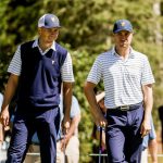 Los golfistas estadounidenses Jordan Spieth (i) y Justin Thomas (d) fueron registrados este viernes, 23 de septiembre, durante la segunda jornada de la Copa Presidentes, en el Club Quail Hollow, en Charlotte (Carolina del Norte, EE.UU.). EFE/Tannen Maury