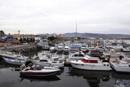 Fotografía de embarcaciones menores amarradas en puerto hoy, ante la llegada del huracán Kay en la ciudad de Ensenada, Baja California (México). EFE/Alejandro Zepeda