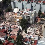 Fotografía aérea de archivo fechada el 19 de septiembre de 2017, que muestra a cientos de personas, entre afectados y rescatistas, después del sismo que afectó la Ciudad de México (México). EFE/STR