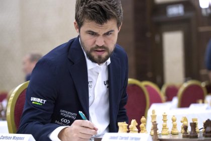 Fotografía de archivo, tomada en septiembre de 2021, en la que se registró al ajedrecista noruego Magnus Carlsen, número uno del mundo. EFE/Georgi Licovski