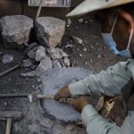 Artesanos trabajan en la elaboración de figuras elaboradas con piedra volcánica, el 23 de septiembre de 2022, en el municipio San Nicolás de los Ranchos, Puebla (México). EFE/Hilda Ríos