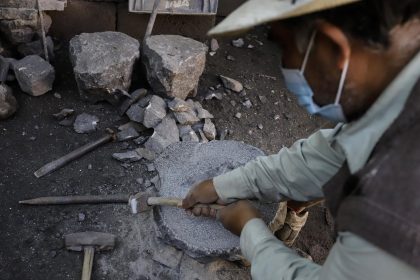 Artesanos trabajan en la elaboración de figuras elaboradas con piedra volcánica, el 23 de septiembre de 2022, en el municipio San Nicolás de los Ranchos, Puebla (México). EFE/Hilda Ríos