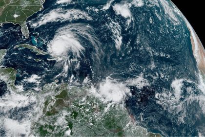 Imagen satelital cedida hoy por la Oficina Nacional de Administración Oceánica y Atmosférica de Estados Unidos (NOAA), a través del Centro Nacional de Huracanes (NHC), donde se muestra la situación del clima en el Atlántico. EFE/ NOAA-NHC/ SÓLO USO EDITORIAL/SÓLO DISPONIBLE PARA ILUSTRAR LA NOTICIA QUE ACOMPAÑA (CRÉDITO OBLIGATORIO)