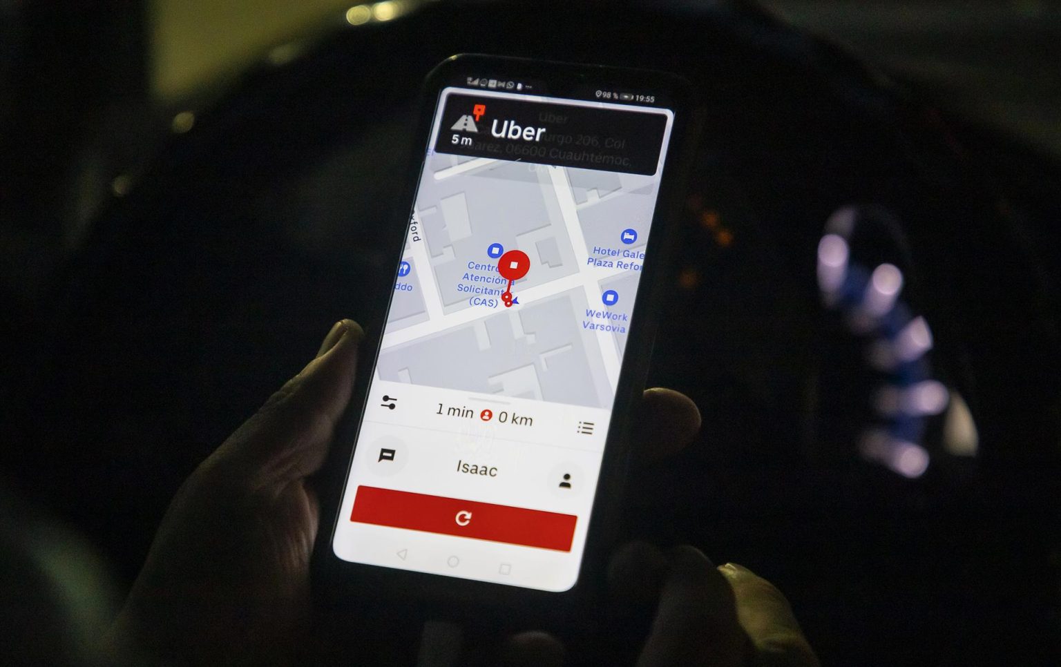 Fotografía de un conductor de aplicación de Uber, iniciando un viaje el 11 de septiembre de 2022, en la Ciudad de México (México). EFE/Isaac Esquivel