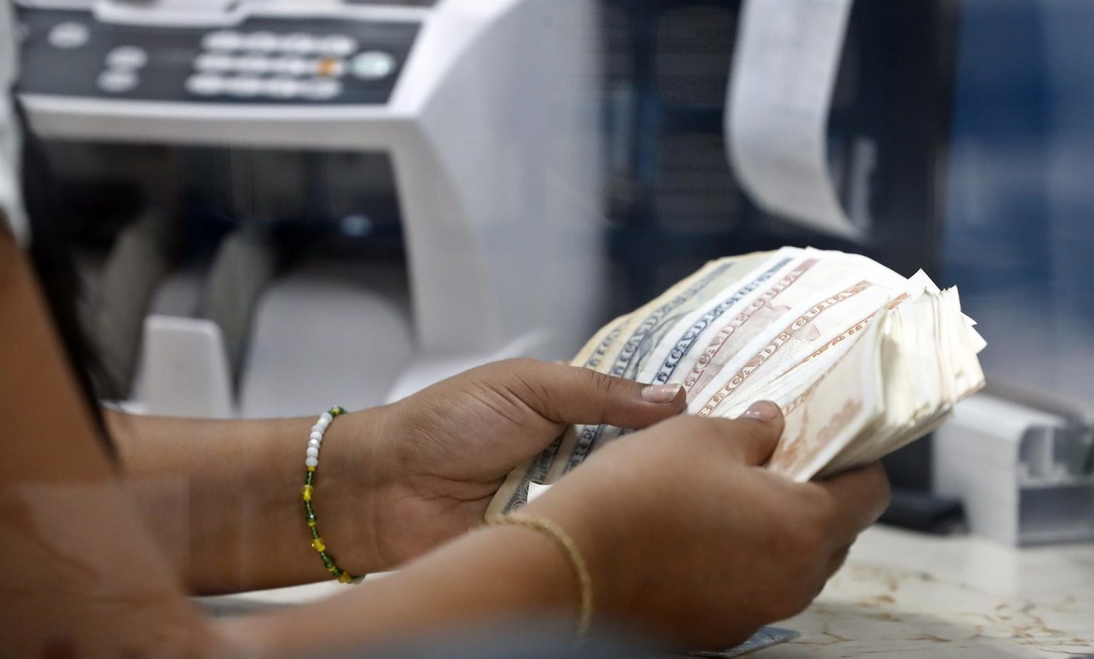 Una mujer realiza en conteo de dinero. Imagen de archivo. EFE/ Ernesto Mastrascusa