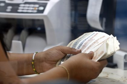 Una mujer realiza en conteo de dinero. Imagen de archivo. EFE/ Ernesto Mastrascusa