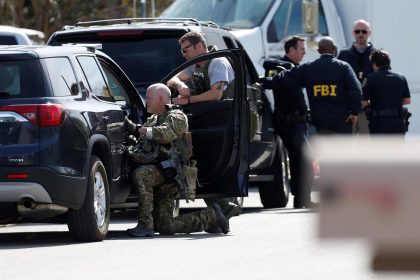 Dos hermanos residentes de la frontera suroeste de Texas enfrentan cargos por disparar contra un grupo de migrantes, causando la muerte de un hombre y heridas a una mujer. Imagen de archivo. EFE/STEPHEN SPILLMAN