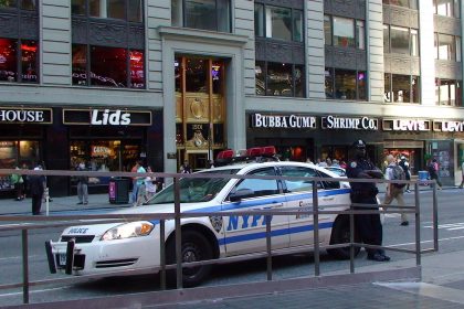 Aspecto de una patrulla de policía en una calle del centro de la ciudad en Nueva York (EE.UU.). Imagen de archivo. EFE/Andrés Iamartino