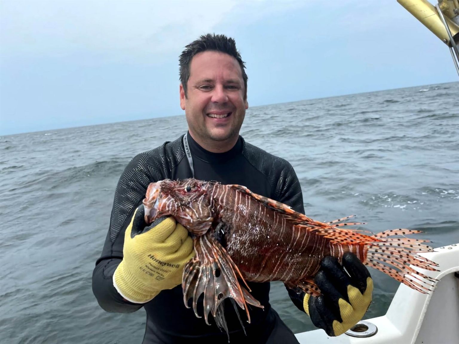 Fotografía cedida por la Comisión para la Conservación de la Vida Silvestre y la Pesca (FWC) donde aparece Paul DeCuir, ganador del segundo puesto en la división recreativa del torneo de pesca Lionfish Challenge con un total de 863 ejemplares de peces león capturados. EFE/FWC /SOLO USO EDITORIAL /NO VENTAS /SOLO DISPONIBLE PARA ILUSTRAR LA NOTICIA QUE ACOMPAÑA /CRÉDITO OBLIGATORIO