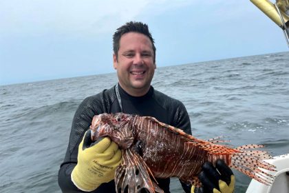 Fotografía cedida por la Comisión para la Conservación de la Vida Silvestre y la Pesca (FWC) donde aparece Paul DeCuir, ganador del segundo puesto en la división recreativa del torneo de pesca Lionfish Challenge con un total de 863 ejemplares de peces león capturados. EFE/FWC /SOLO USO EDITORIAL /NO VENTAS /SOLO DISPONIBLE PARA ILUSTRAR LA NOTICIA QUE ACOMPAÑA /CRÉDITO OBLIGATORIO