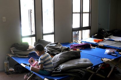 El refugio en Fort Bliss, que tenía capacidad para atender hasta 10.000 niños que cruzaban la frontera solos, abrió sus puertas en marzo de 2021 para atender la avalancha de menores que saturó los albergues. Imagen de archivo. EFE/Beatriz Limón