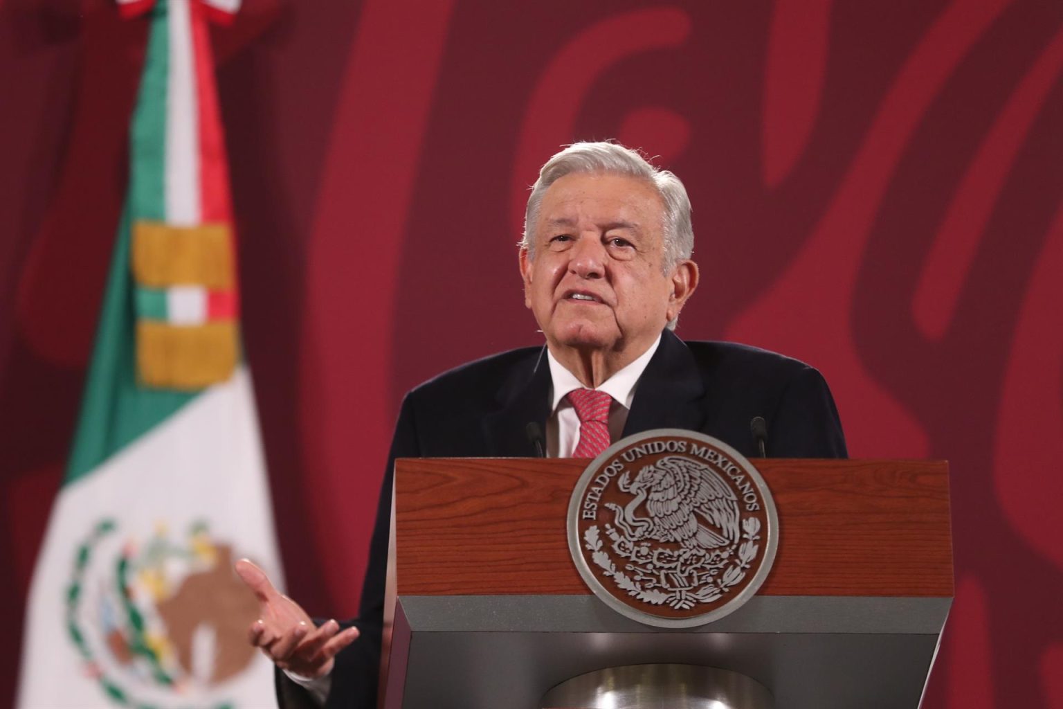 El Presidente de México, Andrés Manuel López Obrador, haba durante una rueda de prensa hoy, en el Palacio Nacional, en Ciudad de México (México). EFE/  Sáshenka Gutiérrez