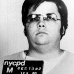 Fotografía de archivo cedida por la policía de Nueva York el 9 de diciembre de 1980, en la que aparece Mark David Chapman, asesino del ex Beatle, John Lennon. EFE/NYCPD/CORTESÍA/PROHIBIDO SU USO EN EL REINO UNIDO E IRLANDA/SOLO USO EDITORIAL