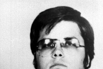 Fotografía de archivo cedida por la policía de Nueva York el 9 de diciembre de 1980, en la que aparece Mark David Chapman, asesino del ex Beatle, John Lennon. EFE/NYCPD/CORTESÍA/PROHIBIDO SU USO EN EL REINO UNIDO E IRLANDA/SOLO USO EDITORIAL